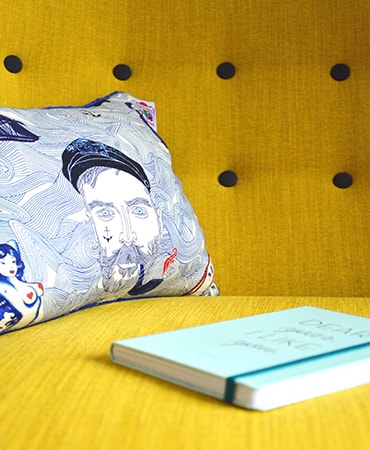 کتاب و بالش